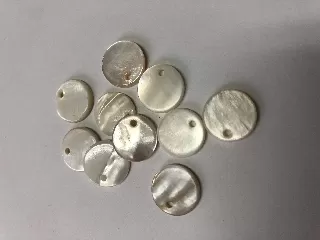 Kagyló medál kerek 1,3cm vastag 10db/cs törtfehér