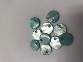 Kagyló medál kerek 1,3cm vastag 10db/cs világoskék