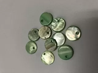 Kagyló medál kerek 1,3cm vastag 10db/cs világoszöld