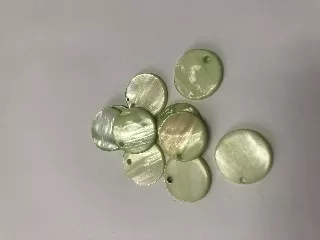 Kagyló medál kerek 2cm vastag 10db/cs világoszöld