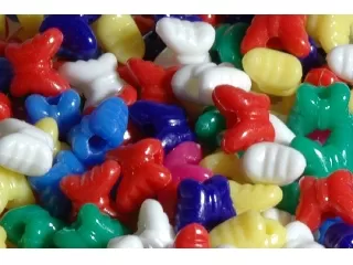 Műanyag gyöngy 10 mm-es több féle figura pillangó, csillag, virág, 10g/csomag